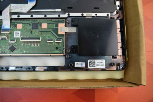 Dell OEM Latitude 5580/Precision 3520 palm rest Touchpad Assembly - No Sc